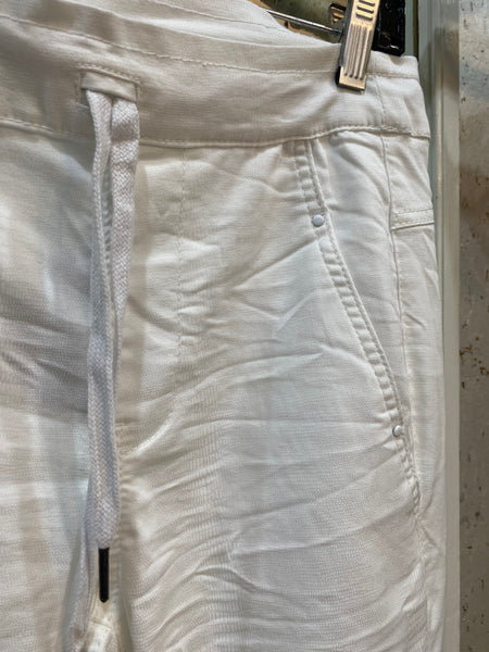 ICONIC STRETCH TEXTURED WHITE JEANS—LAST PAIR, size M