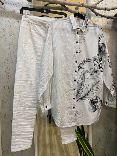 ICONIC STRETCH TEXTURED WHITE JEANS—LAST PAIR, size M