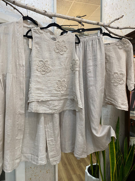 FLORAL EMBROIDERY LINEN TOP
