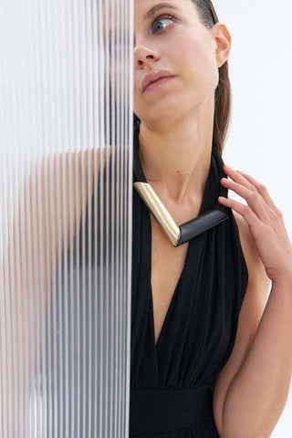 V NECKLACE - GOLD AND BLACK