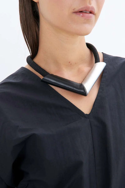 V NECKLACE - SILVER AND BLACK