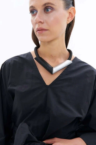 V NECKLACE - SILVER AND BLACK